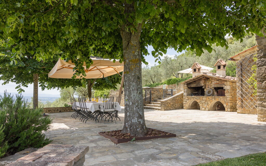 Tenuta Pomona: Outdoor dining area and barbecue area