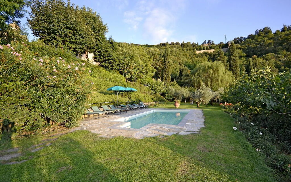 Villa Santa Maria: Swimming pool and garden