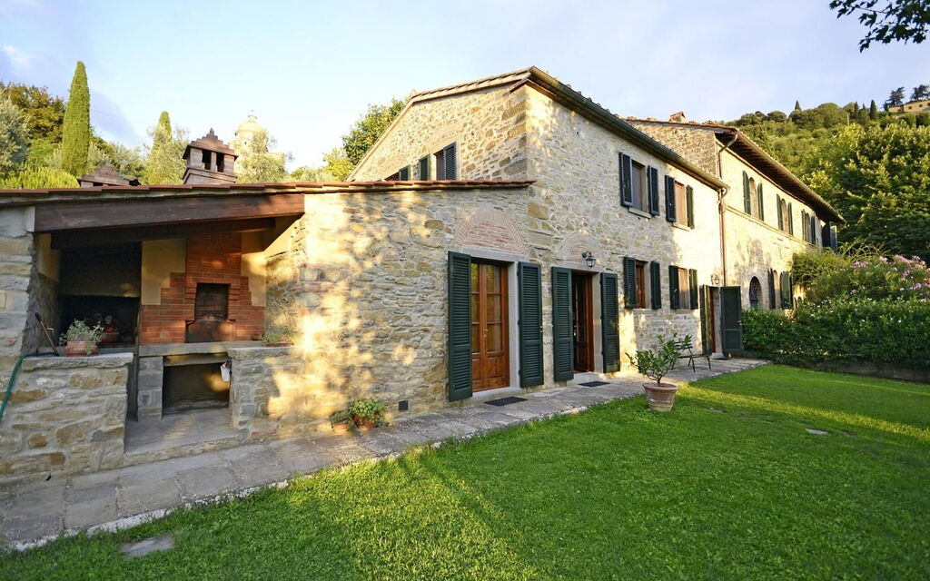 Villa Santa Maria: Outdoor view and garden