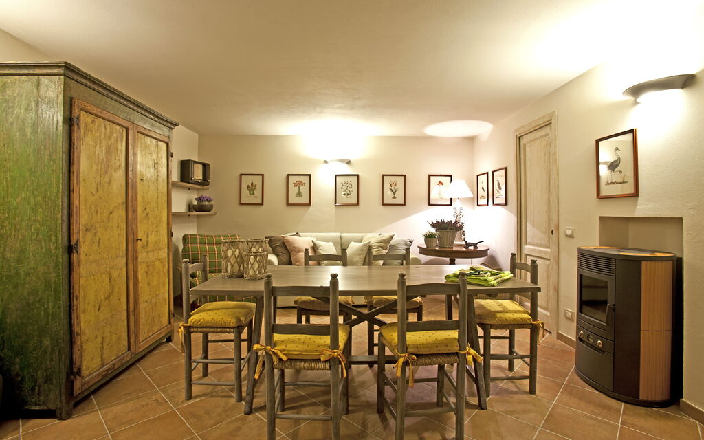 Villa Adelfa: Living room and dining room