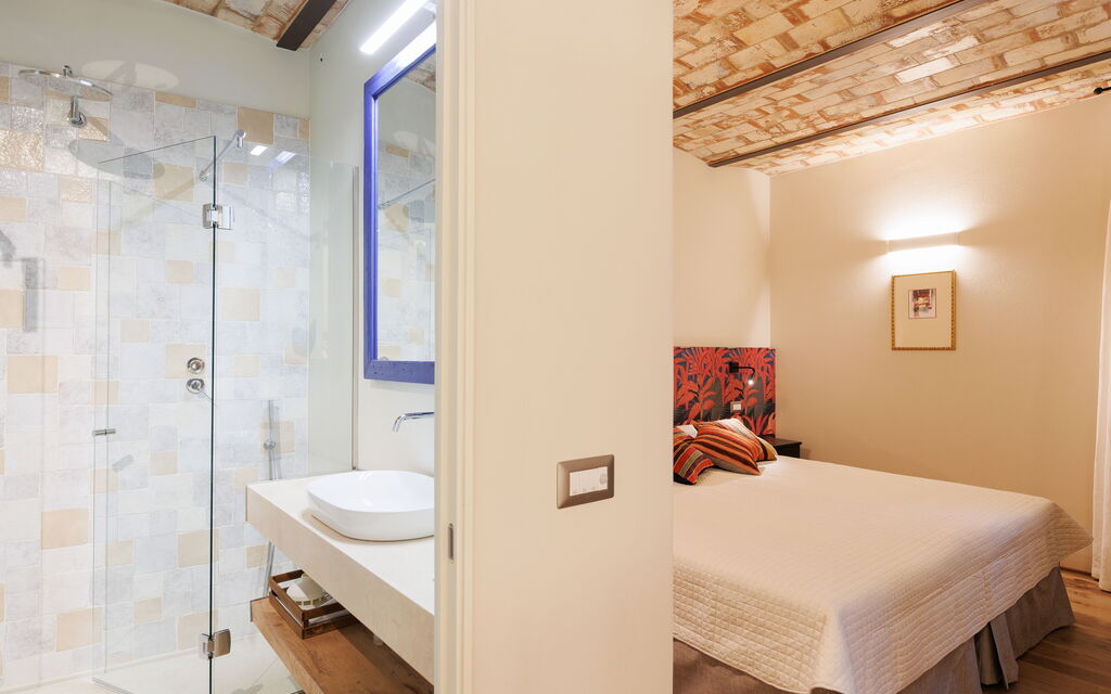 Casa Novecento: Double bedroom and bathroom