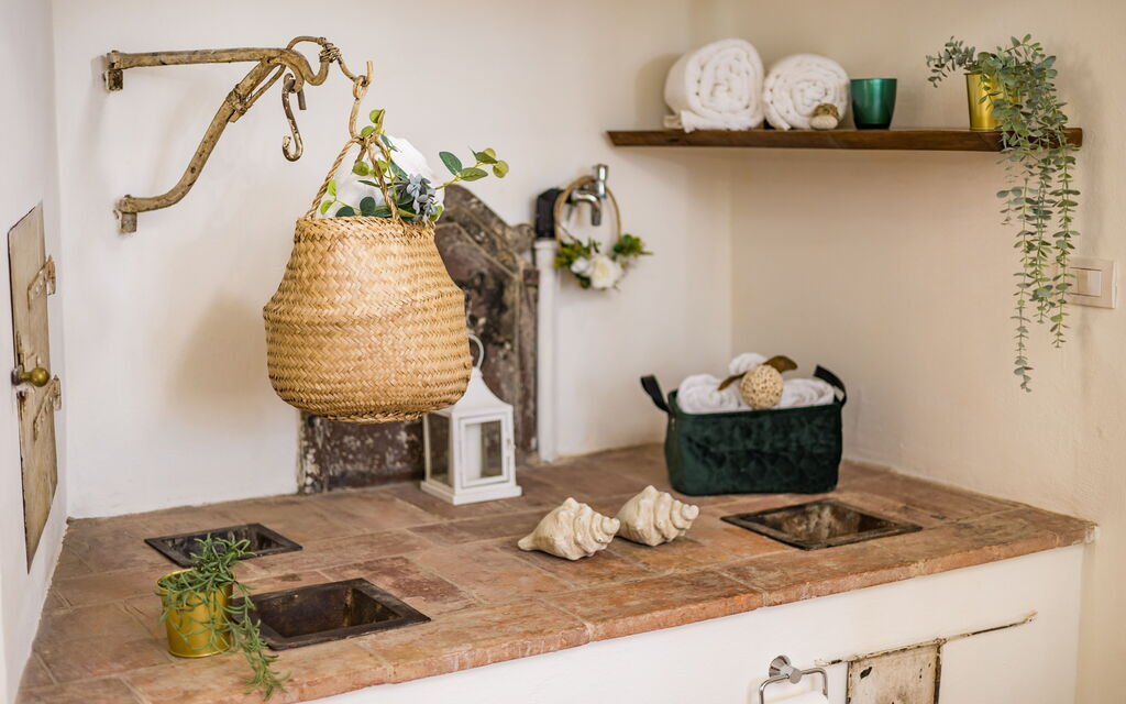 Rose's Palace: Bathroom detail