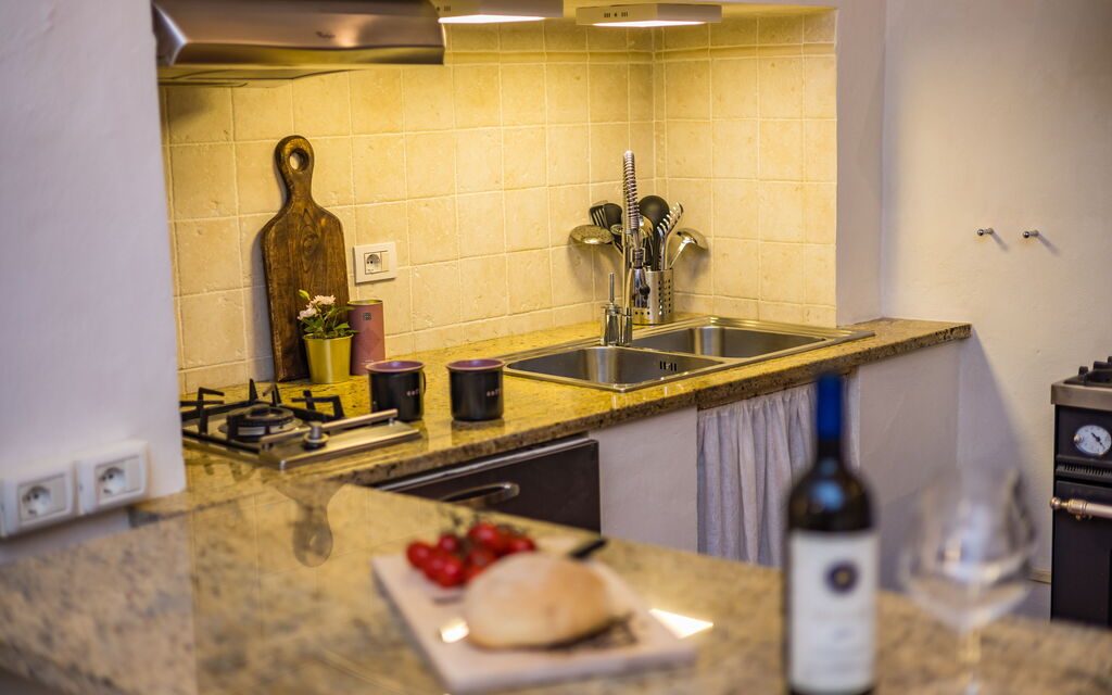 Rose's Palace: Dining room and kitchen