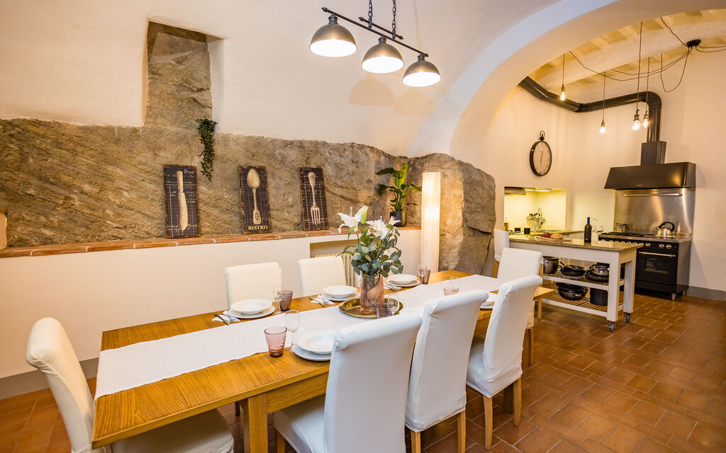 Rose's Palace: Dining room and kitchen