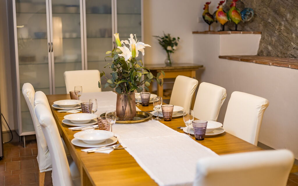 Rose's Palace: Dining room and kitchen