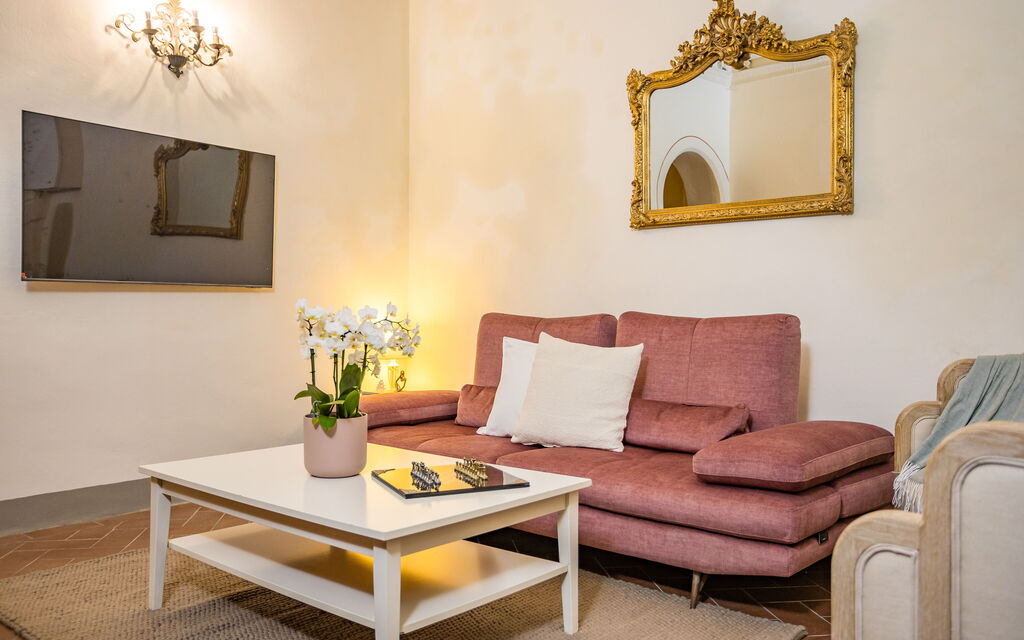 Rose's Palace: Living room