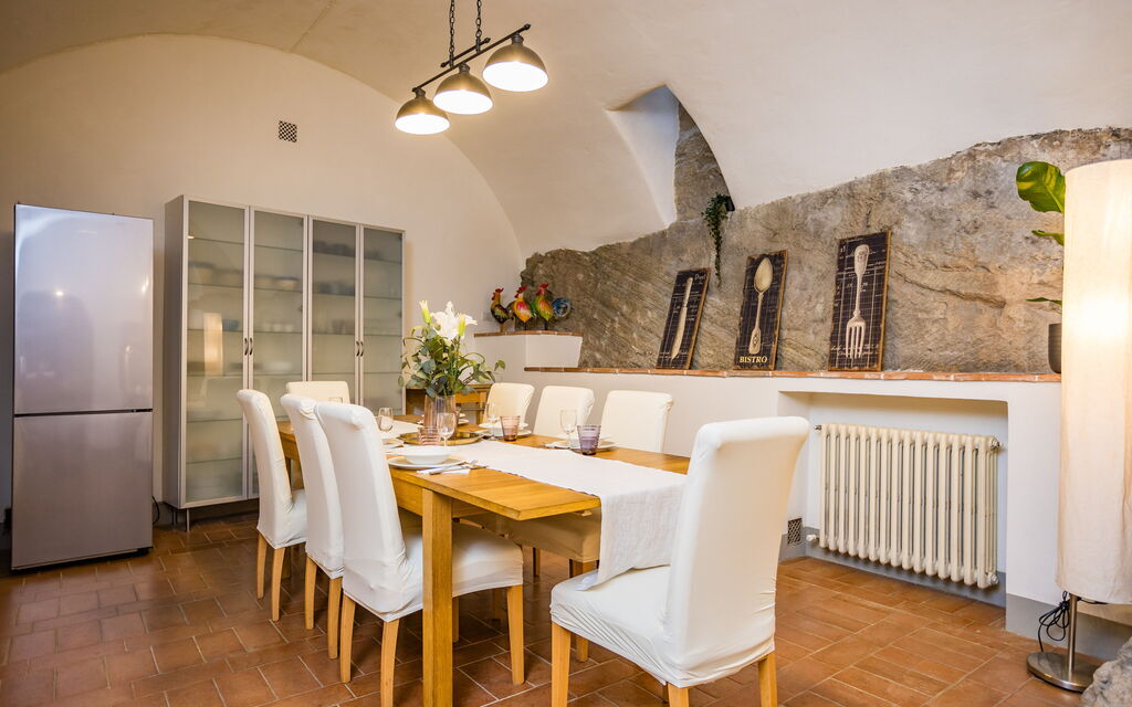 Rose's Palace: Dining room and kitchen