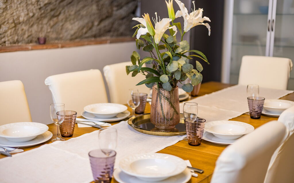 Rose's Palace: Dining room and kitchen