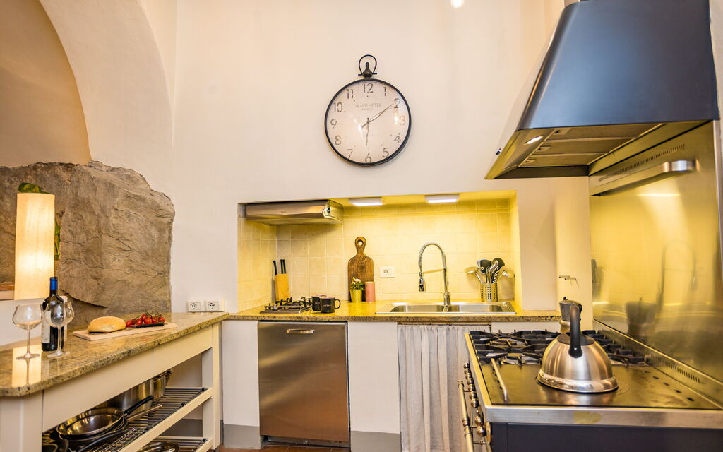 Rose's Palace: Dining room and kitchen