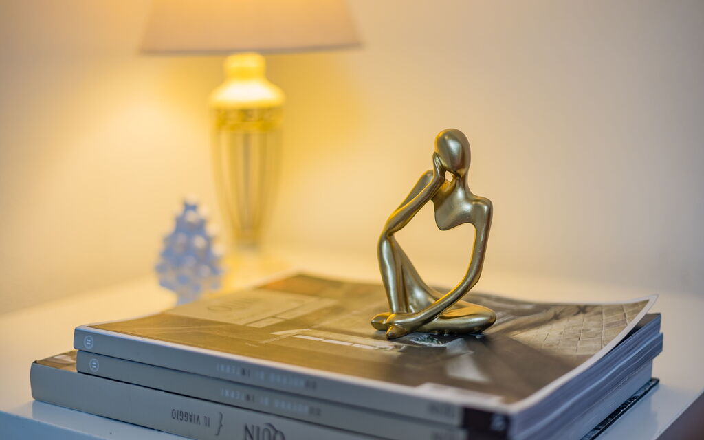 Rose's Palace: Living room detail