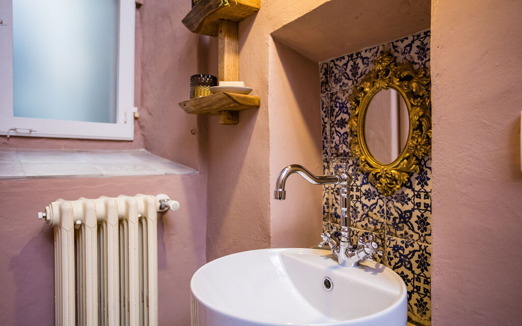 Rose's Palace: Bathroom