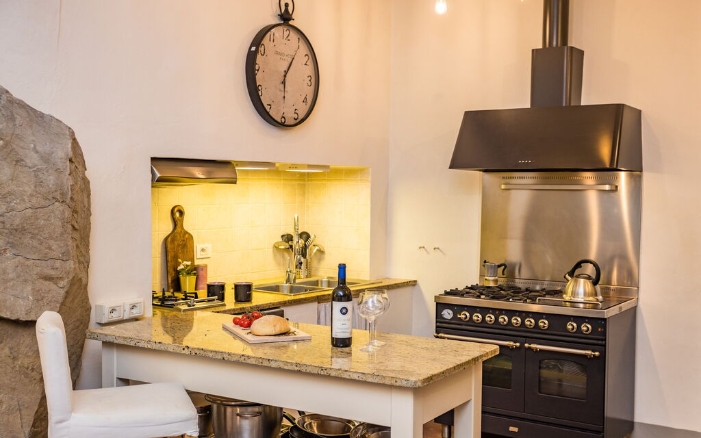 Rose's Palace: Dining room and kitchen