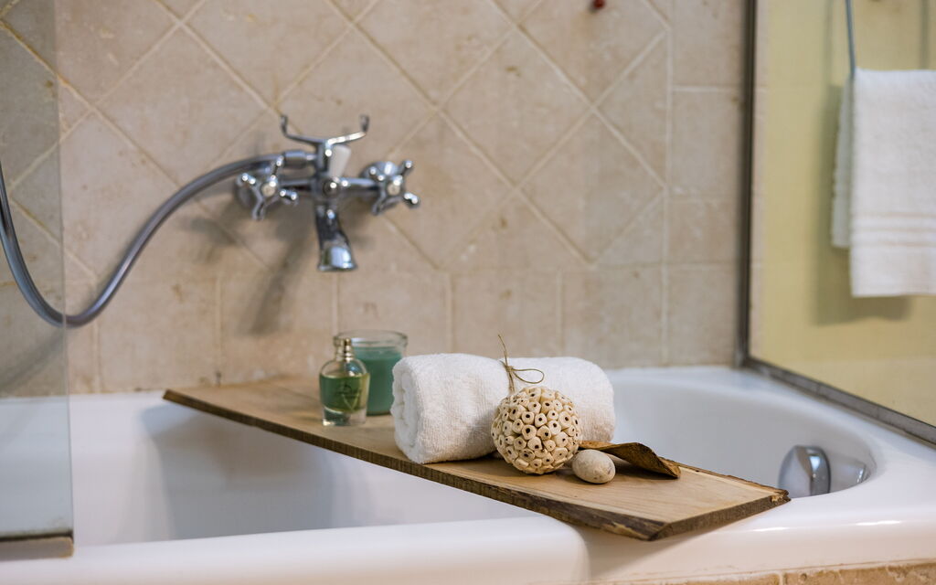 Rose's Palace: Bathroom detail