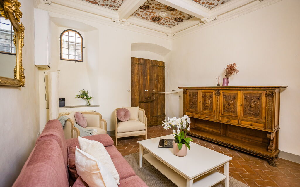 Rose's Palace: Living room