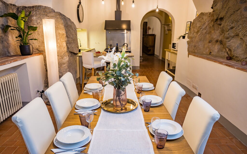 Rose's Palace: Dining room and kitchen