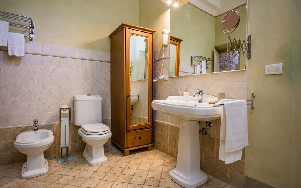 Rose's Palace: Bathroom