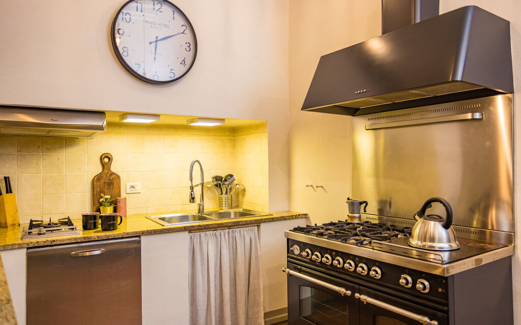 Rose's Palace: Dining room and kitchen