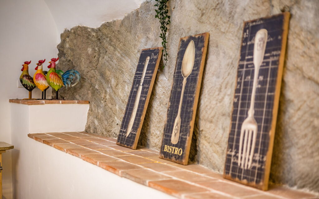 Rose's Palace: Dining room and kitchen detail