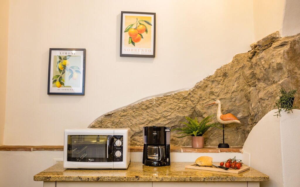 Rose's Palace: Dining room and kitchen