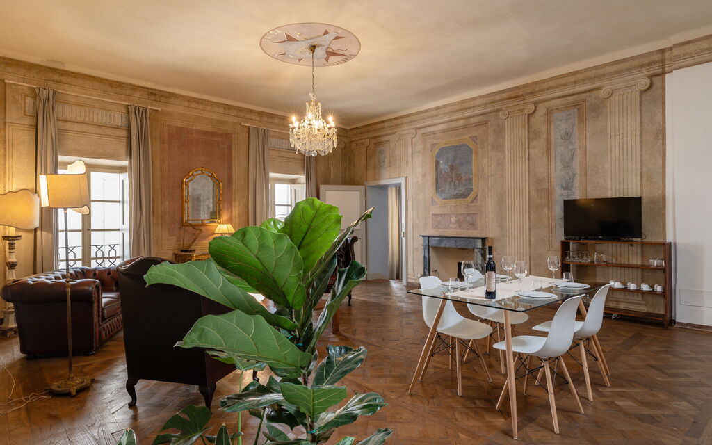 Appartamento Reale: Dining and living room