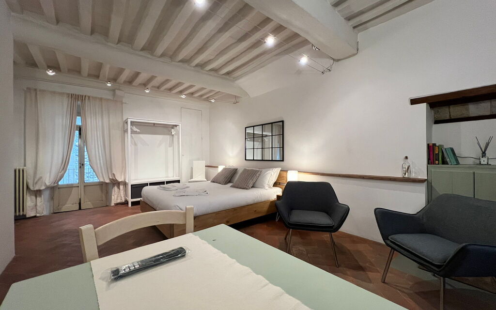 Vicolo Della Scala Rooms - Unterkunft:&nbsp;Il Sole: Double bedroom and living room
