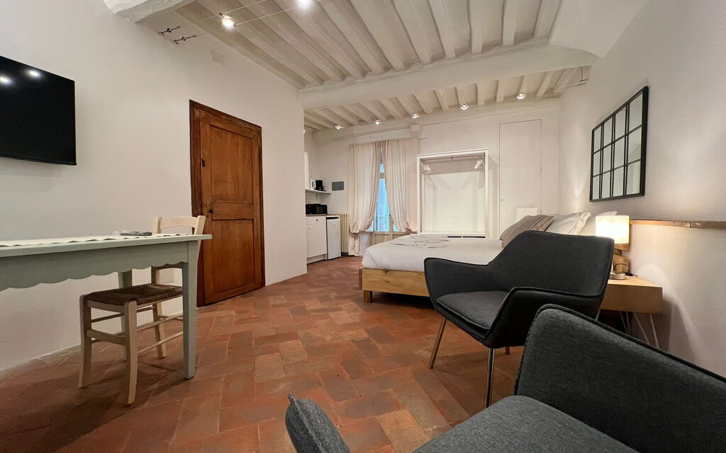 Vicolo Della Scala Rooms - Unterkunft:&nbsp;Il Sole: Double bedroom and living room