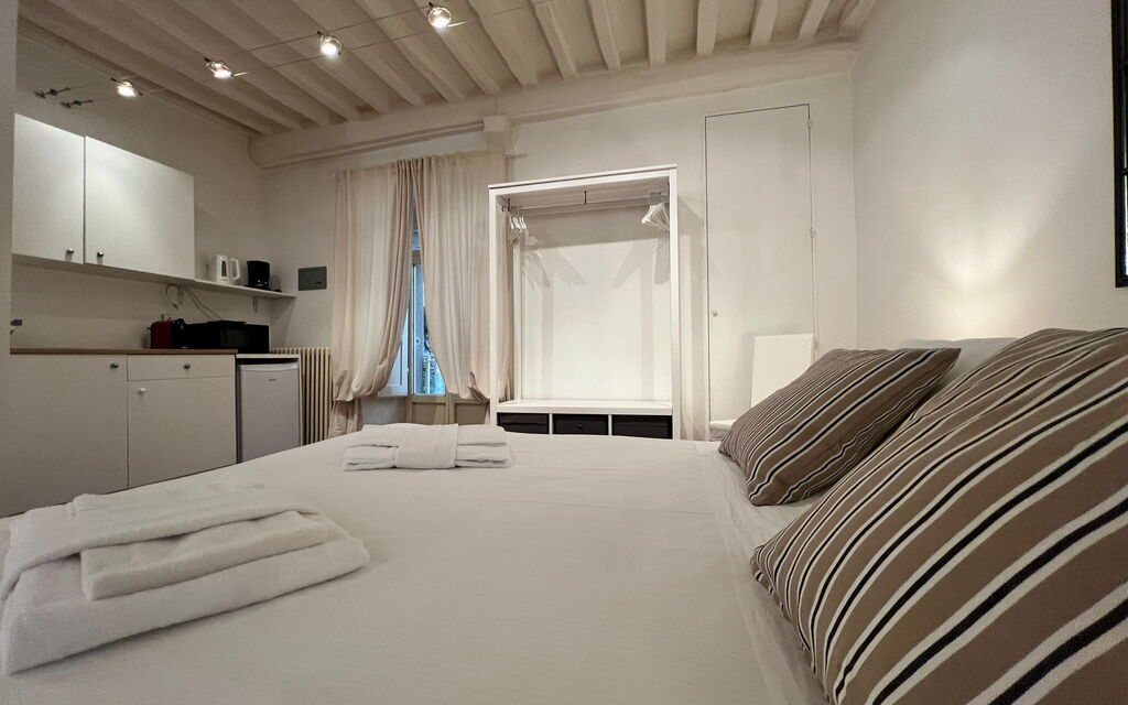 Vicolo Della Scala Rooms - Unterkunft:&nbsp;Il Sole: Double bedroom and kitchen