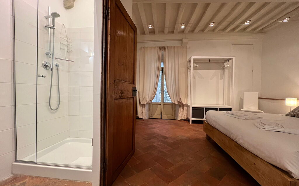 Vicolo Della Scala Rooms - Unterkunft:&nbsp;Il Sole: Double bedroom and bathroom