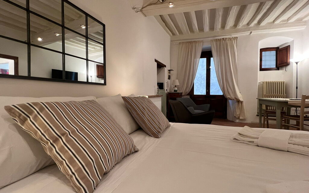 Vicolo Della Scala Rooms - Unterkunft:&nbsp;Il Sole: Double bedroom detail