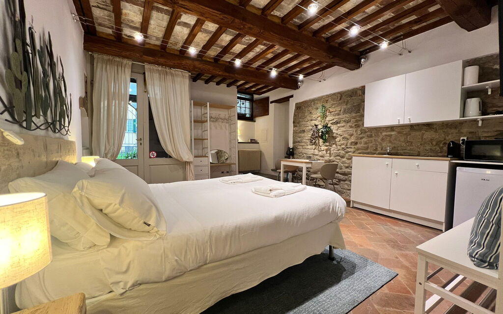 Vicolo Della Scala Rooms - Unterkunft:&nbsp;La Luna: Double bedroom, living room and kitchen