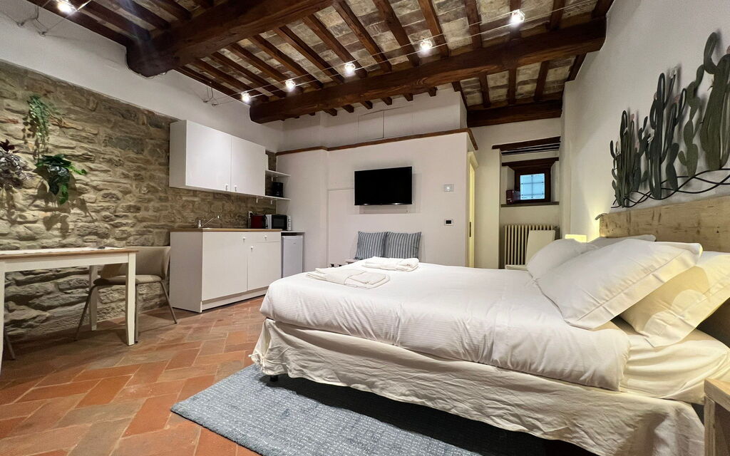 Vicolo Della Scala Rooms - Unterkunft:&nbsp;La Luna: Double bedroom, living room and kitchen