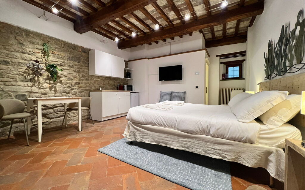 Vicolo Della Scala Rooms - Unterkunft:&nbsp;La Luna: Double bedroom, living room and kitchen