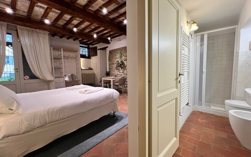 Vicolo Della Scala Rooms - Unterkunft:&nbsp;La Luna: Double bedroom, living room and bathroom
