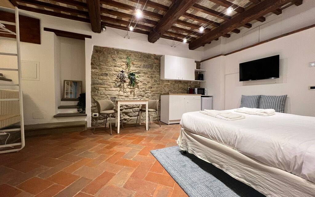 Vicolo Della Scala Rooms - Unterkunft:&nbsp;La Luna: Double bedroom, kitchen and living room