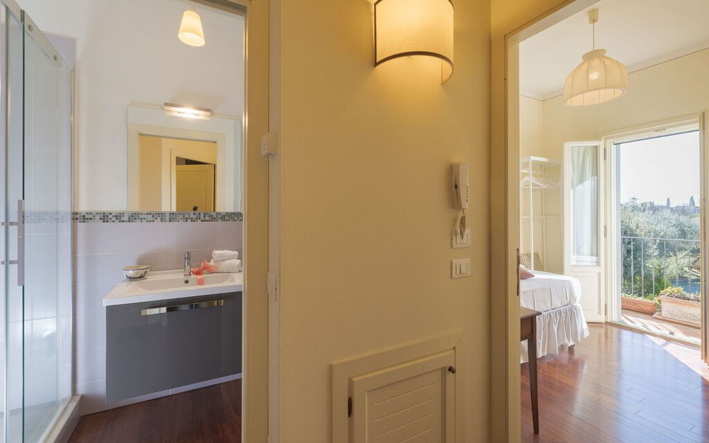 Villa Elena: Bathroom, Bedroom