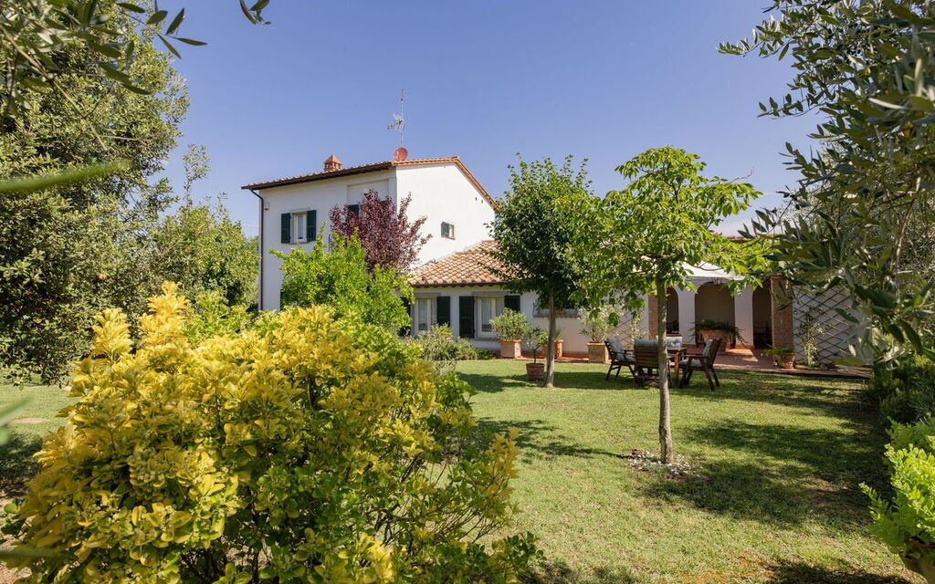 Villa Elena: Building Exterior, Garden