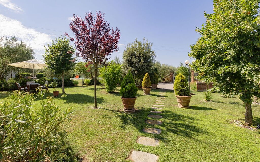 Villa Elena: Building Exterior, Garden