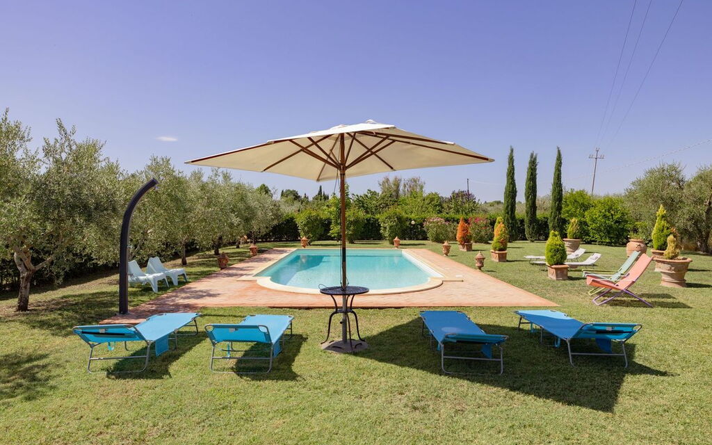 Villa Elena: Building Exterior, Pool