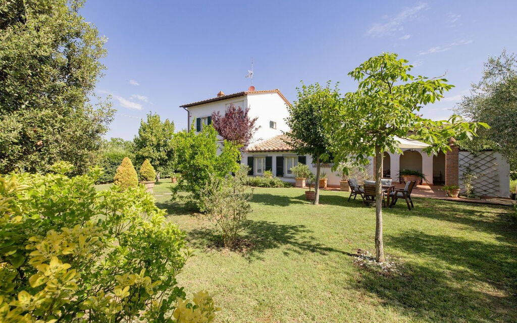 Villa Elena: Building Exterior, Garden