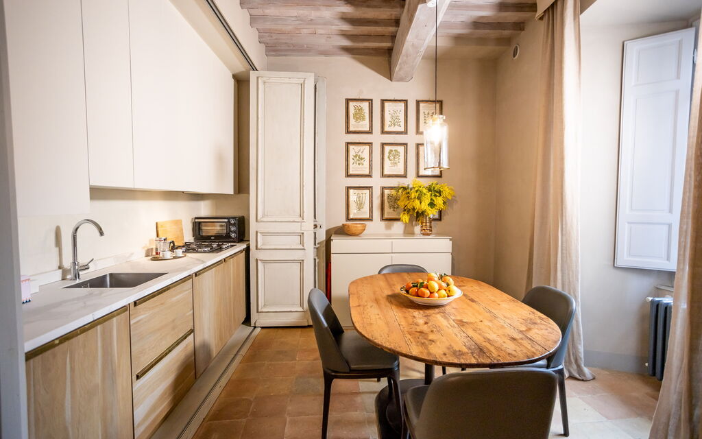 Stylish Apartment: Kitchen