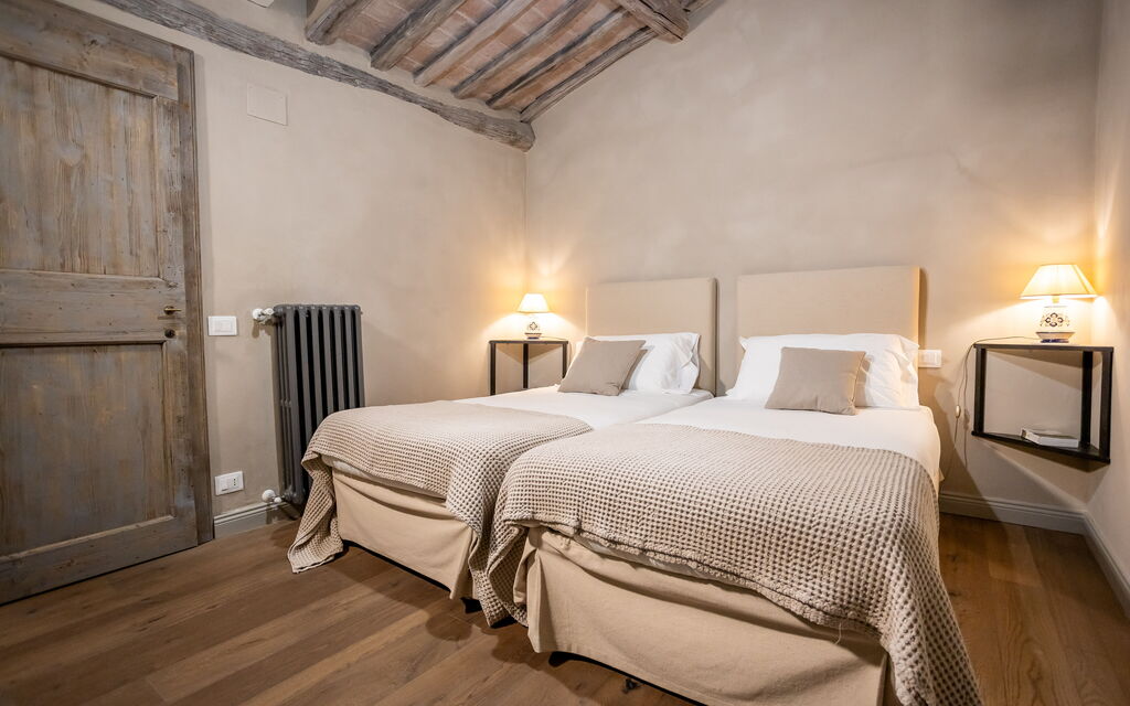 Stylish Apartment: Bedroom