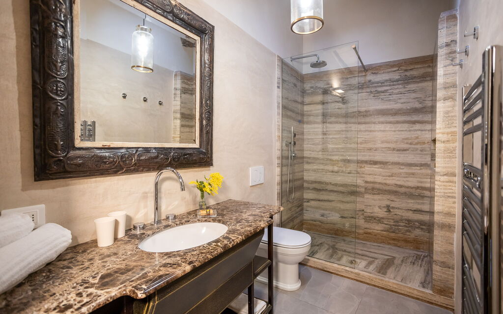 Stylish Apartment: Bathroom