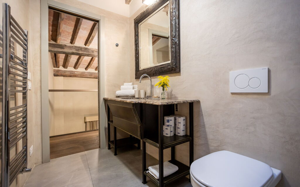 Stylish Apartment: Bathroom