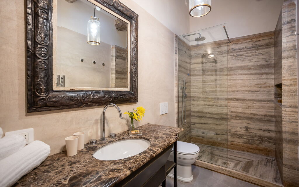 Stylish Apartment: Bathroom