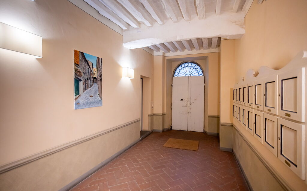 Stylish Apartment: Main Entrance