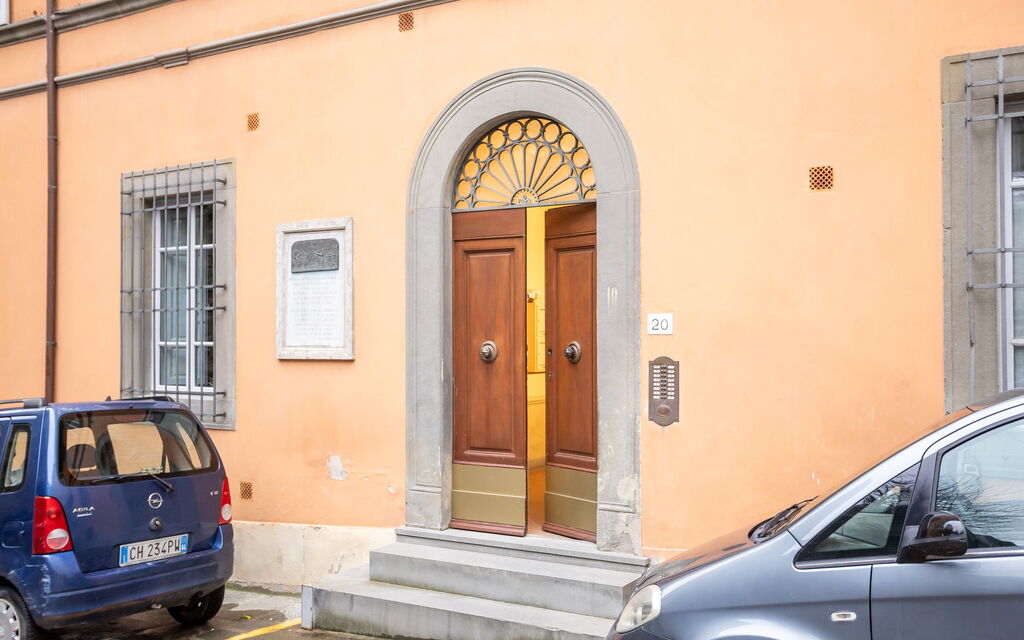 Stylish Apartment: Main Entrance