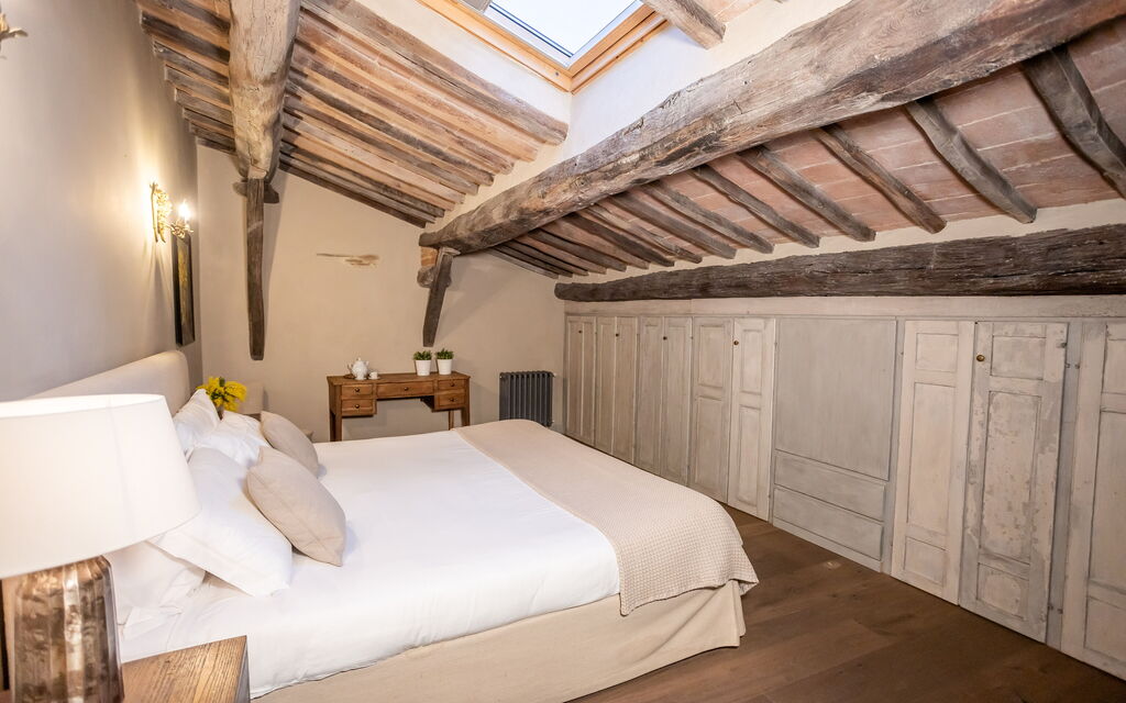 Stylish Apartment: Bedroom