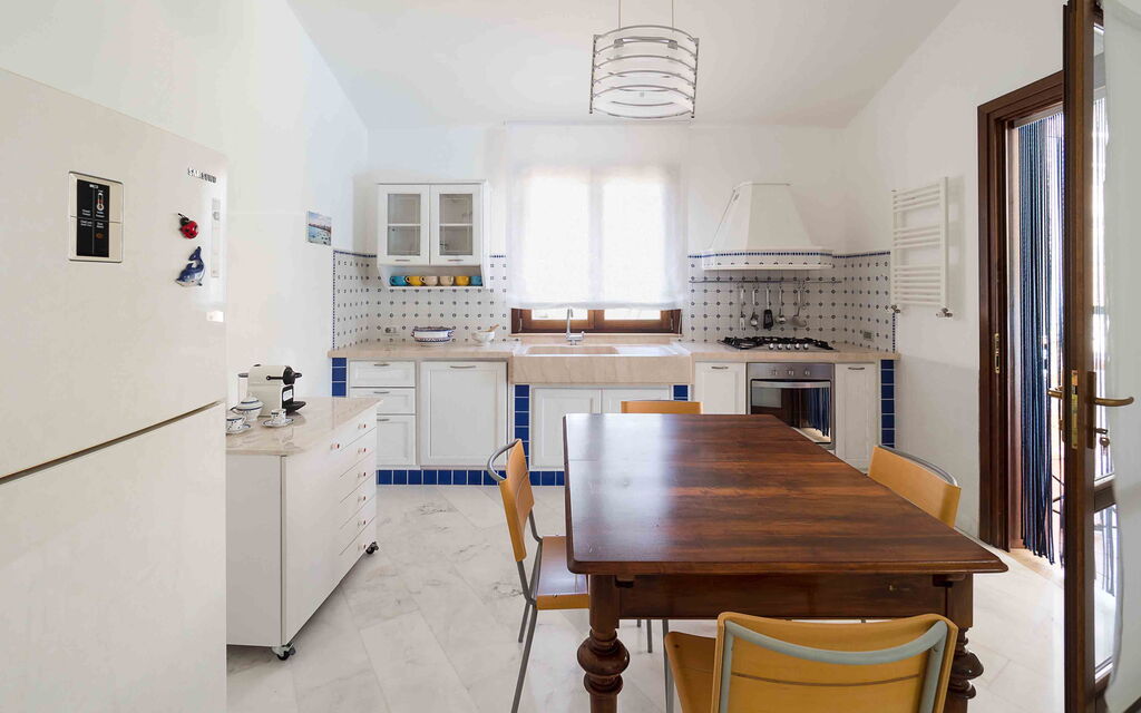 Sicilia 001 - Villa Afrodite: Kitchen and dining room