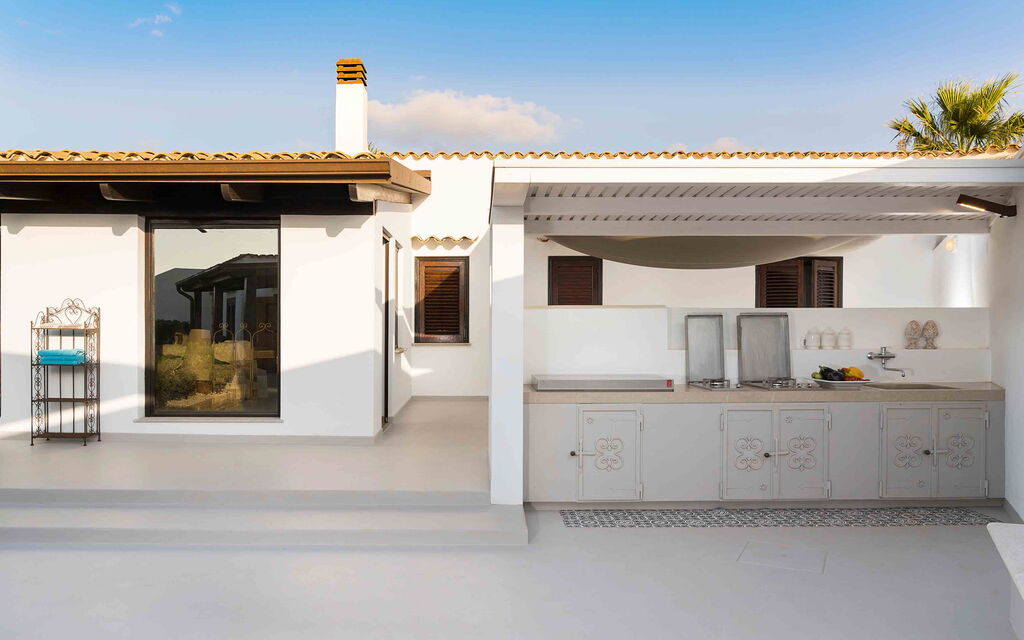 Sicilia 003 - Cala Mancina: Barbecue area