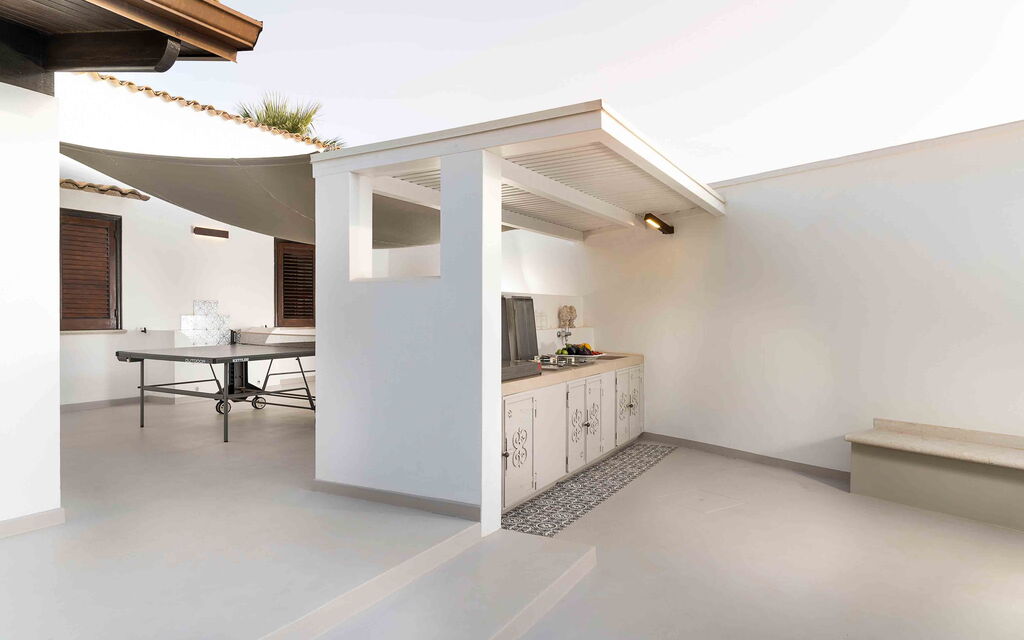 Sicilia 003 - Cala Mancina: Barbecue area